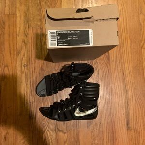 Nike women’s gladiator sandal shh is size 9